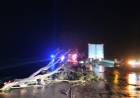 Quiso esquivar una rama y volcó el acoplado de su camión 