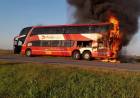 Un colectivo de Pretti Viajes se quemó totalmente en cercanías La Tordilla