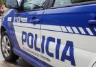 Escapada de la policía en moto, chocó un auto estacionado y se resistió a ser detenido 