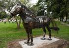 El programa “Arte Central” inauguró en plaza Vélez Sarsfield su segunda escultura 