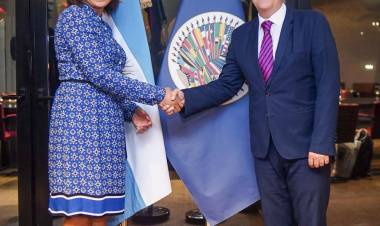 Llaryora recibió anoche a la secretaria ejecutiva para el Desarrollo Integral de la OEA, Kim Hurtault-Osborne