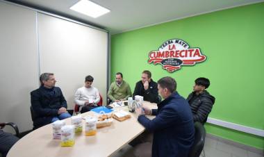 Bernarte entregó reconocimiento a ‘La Cumbrecita’ por su participación en una feria internacional