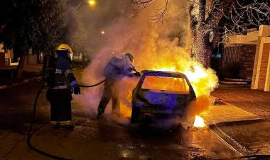 Vehículo se incendió en el centro