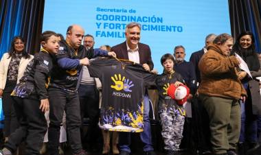 Llaryora anunció fondos por 1.000 millones para proyectos de inclusión de personas con discapacidad