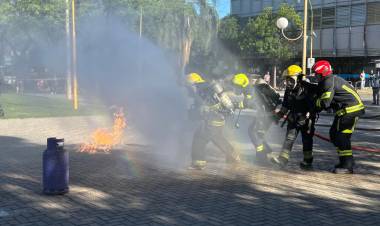 Simulacros de Bomberos Voluntarios en el centro de la ciudad