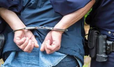 Detienen a un joven por robar bebidas en un comercio de la ciudad 