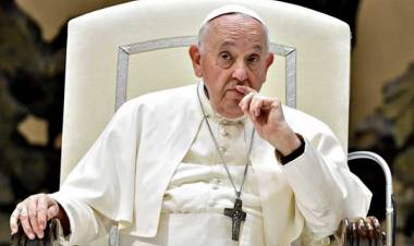 Internaron al papa Francisco por una bronquitis