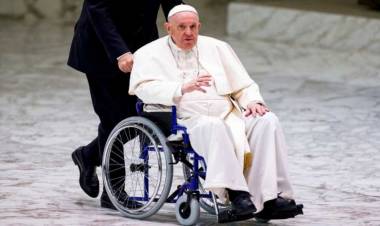 El Papa sufre una infección polimicrobiana con "un cuadro clínico complejo"