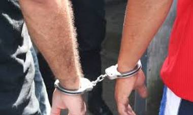 Detienen a dos peligrosos sujetos con un arma de fuego de guerra en su poder