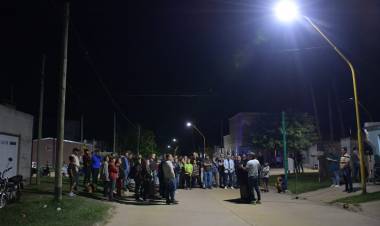 Bernarte inauguró luces led en un sector de barrio La Milka