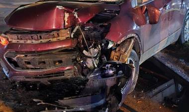 Perdió el control de su auto y chocó un poste de luz en la Plaza Vélez Sarsfield