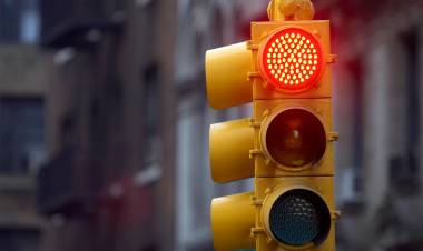 Joven con lesión grave tras pasar un semáforo en rojo y chocar contra un auto 