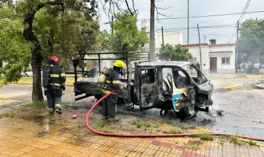 Vuelco de un automóvil tras un choque en barrio Sarmiento