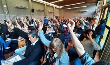 Educación: docentes universitarios paran este lunes y UEPC define si acepta o no propuesta de Provincia 