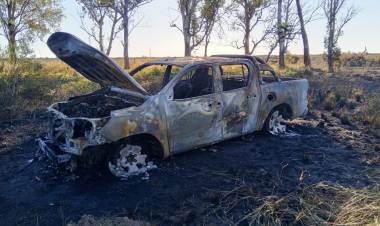 Incendio destruyó por completo una camioneta en un campo de Colonia Prosperidad