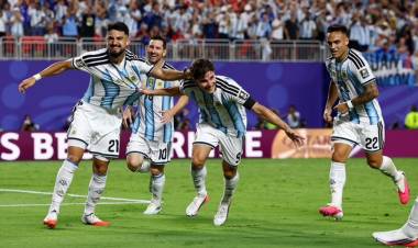 Argentina sufrió, reaccionó en el alargue y avanzó a semifinales del Mundial