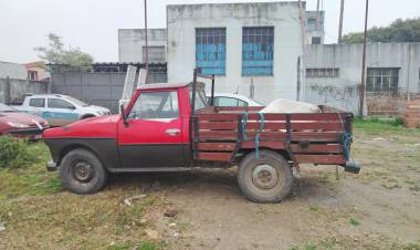 Retuvieron una camioneta tras arrojar basura en la vía pública