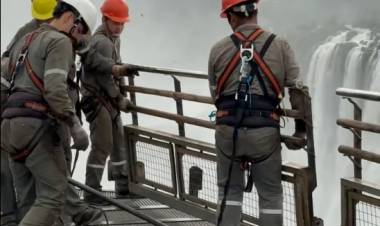 Comenzó el desarme de la pasarela de Garganta del Diablo por riesgo de crecidas