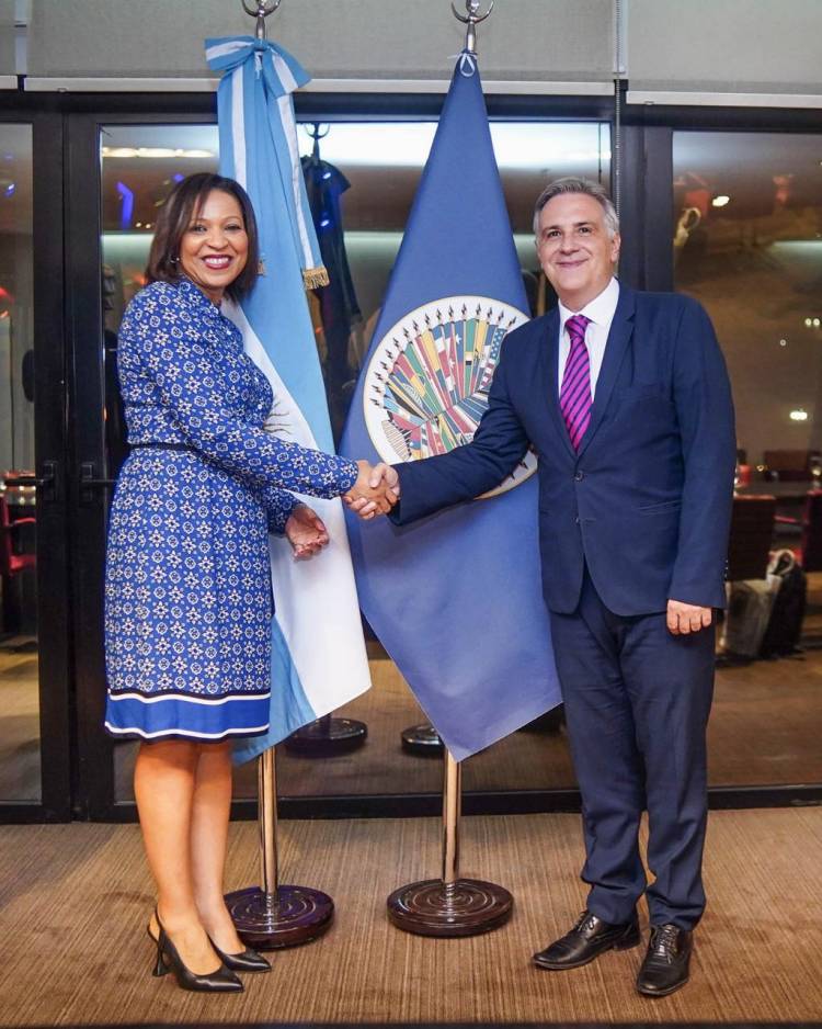 Llaryora recibió anoche a la secretaria ejecutiva para el Desarrollo Integral de la OEA, Kim Hurtault-Osborne