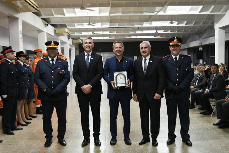 En el marco de su aniversario, Bernarte aportó fondos a Bomberos