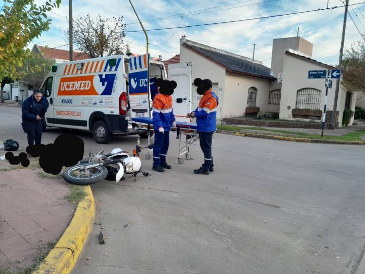 Una persona con fractura de pierna y muñeca tras accidente vial 