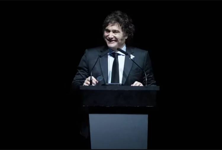 Javier Milei presentó su libro en el Luna Park: “Si no nos metemos en el barro, los zurdos nos llevan puestos”