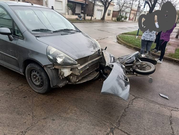 Accidente entre motocicleta y automóvil en Barrio Roca: una persona hospitalizada