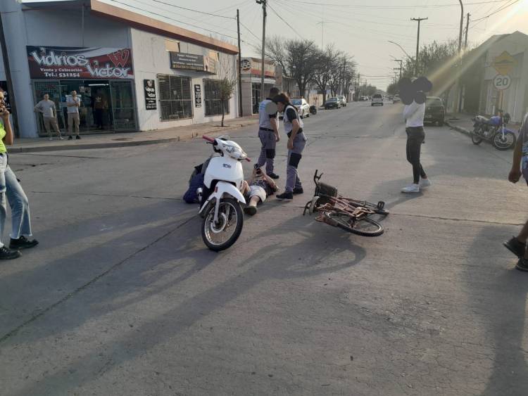 Intentó girar en "U" y fue colisionada 