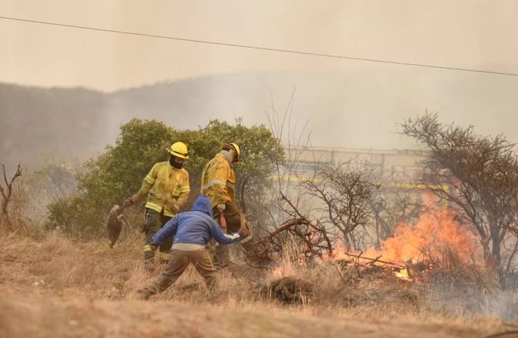 Tercer día de incendios en Punilla: bomberos, helicópteros y aviones contra el fuego