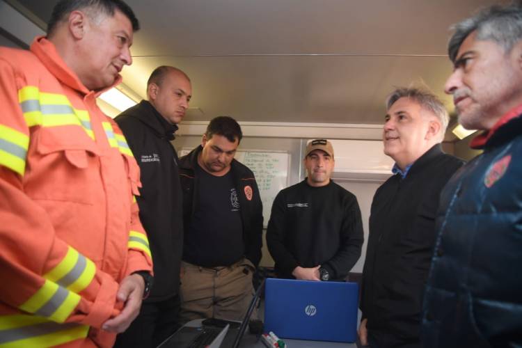 Llaryora destacó el trabajo de los bomberos y la policía, a la vez que pidió a la población respetar las indicaciones de las autoridades