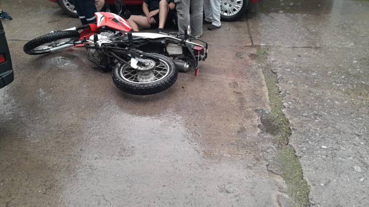 Accidente de tránsito deja a un motociclista con lesiones leves