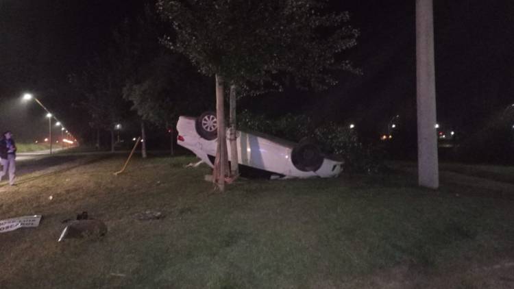 Espectacular accidente arrojó afortunadamente solo daños materiales 