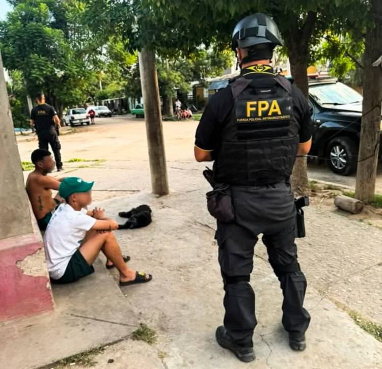 Arroyito: FPA detuvo a un hombre que intentó fugarse arrojando la cocaína 