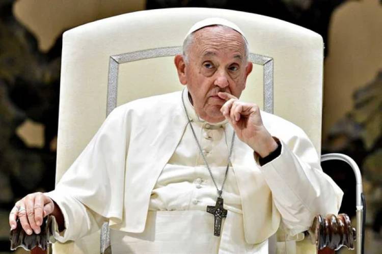 Internaron al papa Francisco por una bronquitis