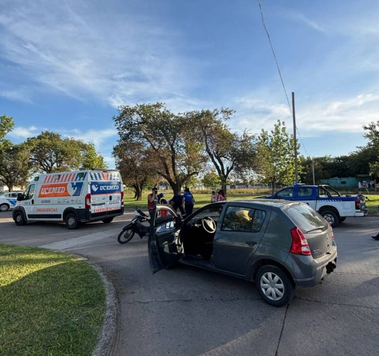 Accidente de tránsito entre auto y bicicleta en barrio Hospital 