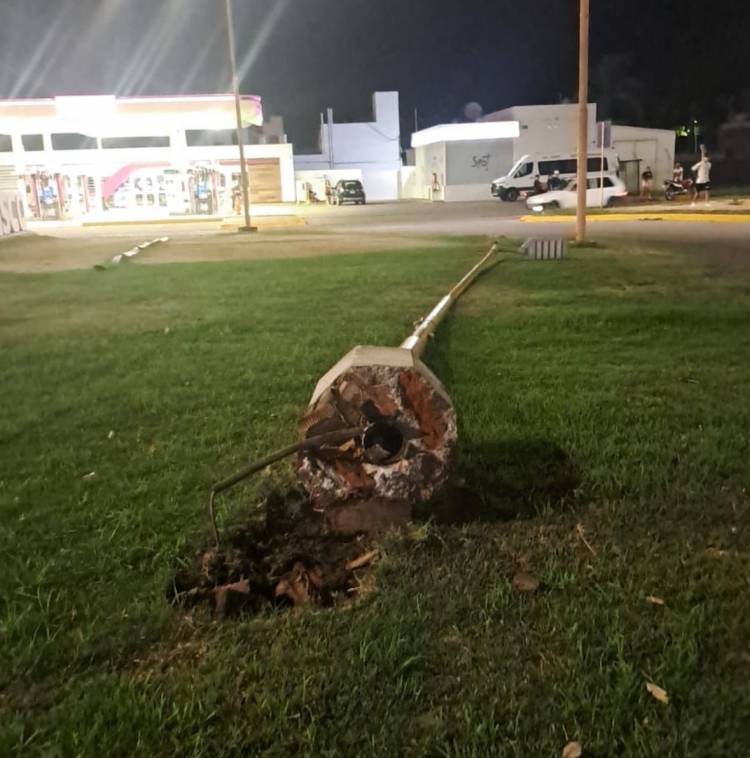 Vehículo impactó contra un poste de alumbrado en la rotonda de acceso oeste