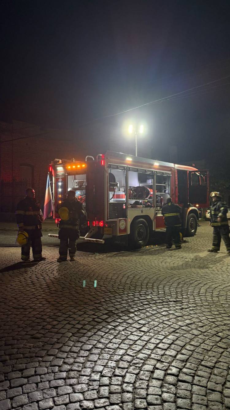  Bomberos controlan incendios en dos puntos de la ciudad