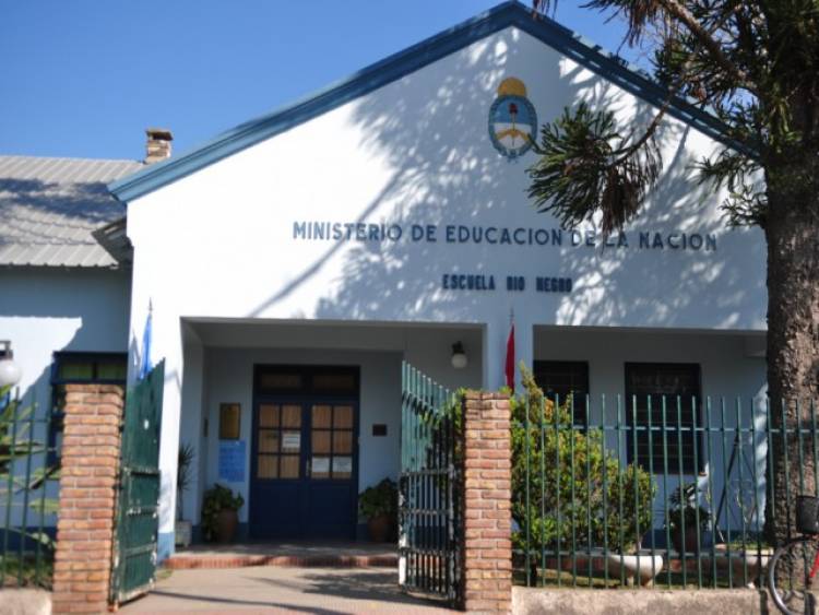 Escándalo en la escuela Río Negro: una mujer fue detenida por agredir a una docente