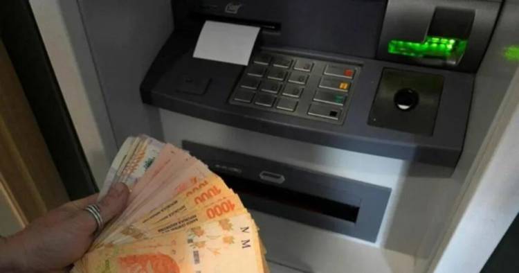 Los bancos actualizan las comisiones, y retirar efectivo de los cajeros será más caro