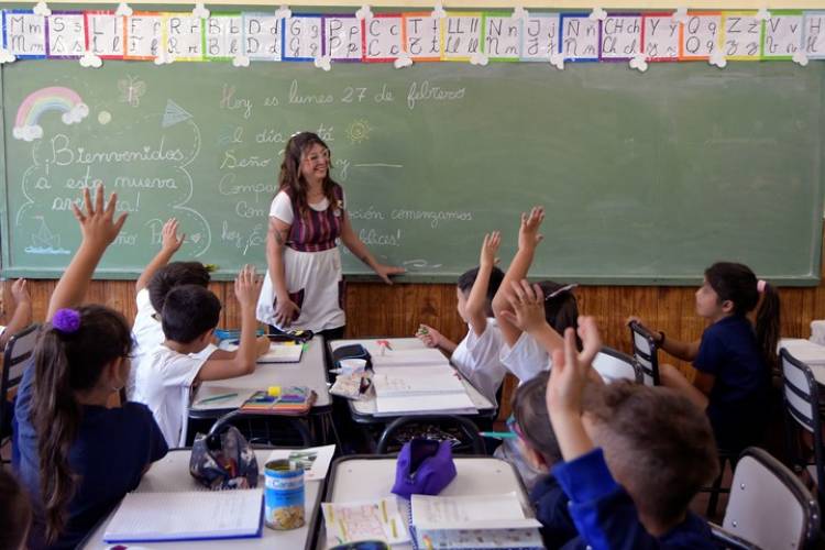 El Gobierno oficializa el aumento del salario mínimo docente a 500 mil pesos