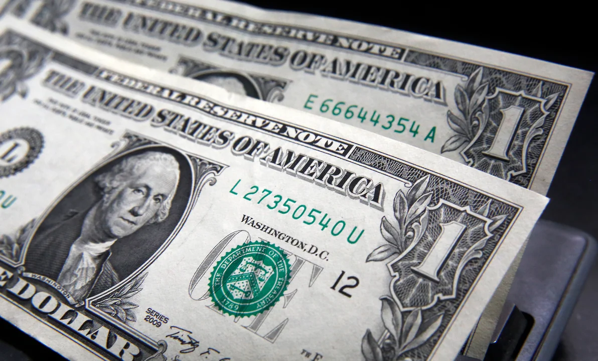 El dólar blue anotó la mayor suba diaria del año al escalar $35 y la brecha alcanzó el 25%