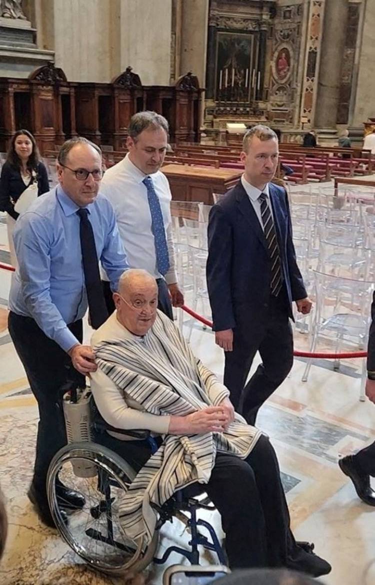 El Papa Francisco reapareció en la Basílica de San Pedro vestido de civil y asistido médicamente