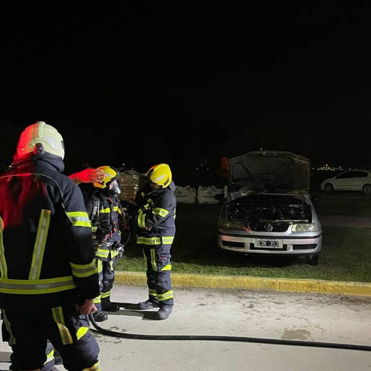 Intervención de Bomberos Voluntarios ante incendio vehicular en la UTN