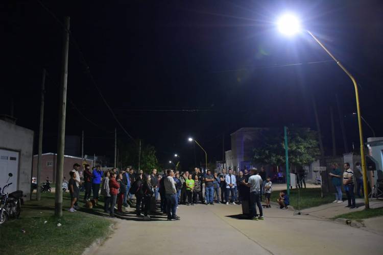 Bernarte inauguró luces led en un sector de barrio La Milka