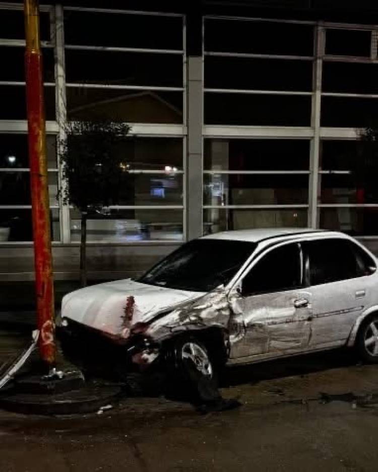 Dos autos involucrados en accidente de tránsito en Bv. Buenos Aires y Av. Rosario de Santa Fe