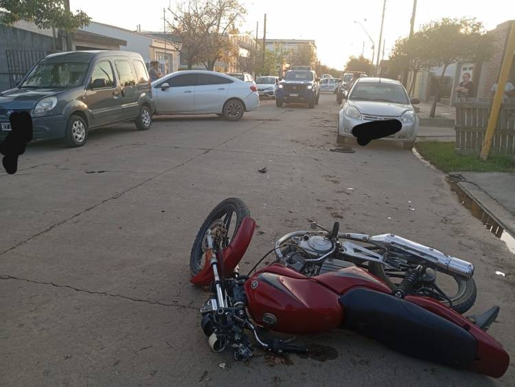 Grave accidente de tránsito en barrio Roca: un motociclista resultó con lesiones graves