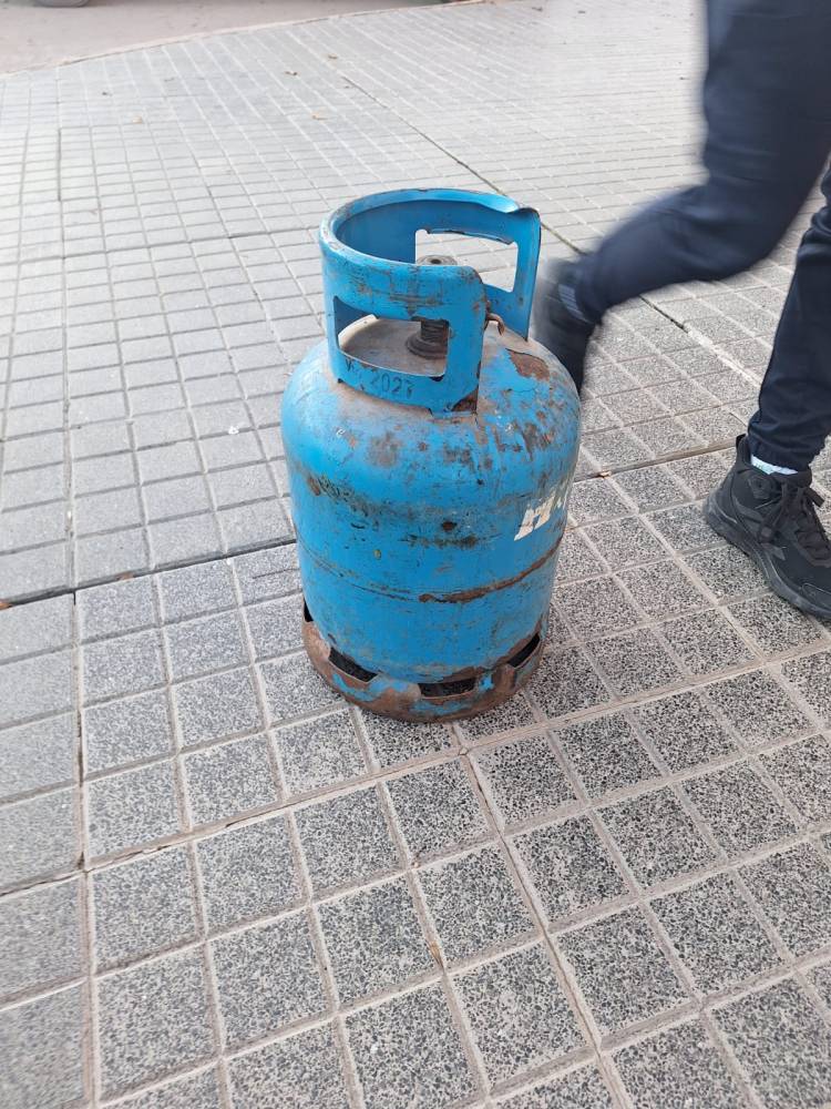 Un hombre fue detenido con una garrafa y elementos sospechosos en Libertador y López y Planes