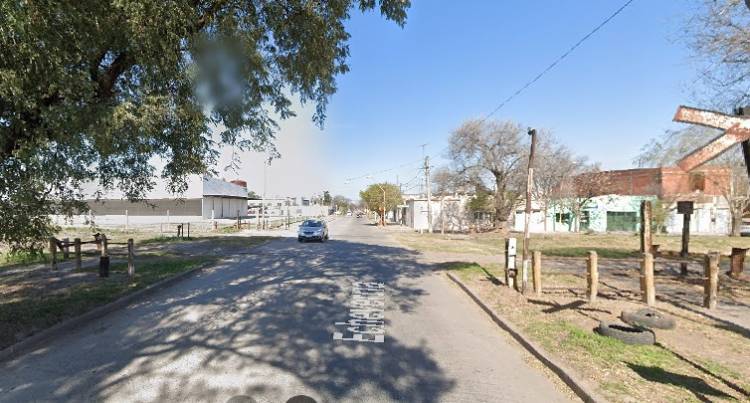 Hombre alcoholizado es rescatado de las vías del tren 