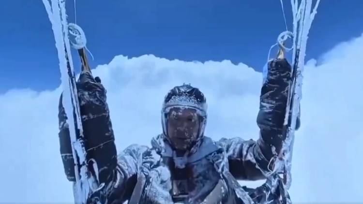 Un parapentista chino sobrevive tras ser arrastrado por una nube a más de 8.500 metros de altitud