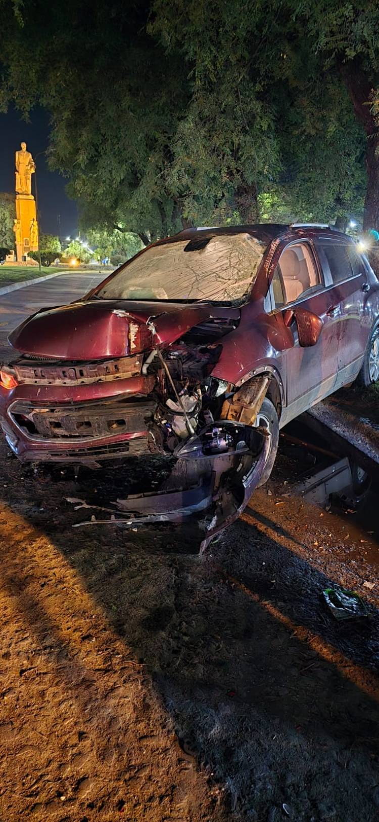 Perdió el control de su auto y chocó un poste de luz en la Plaza Vélez Sarsfield